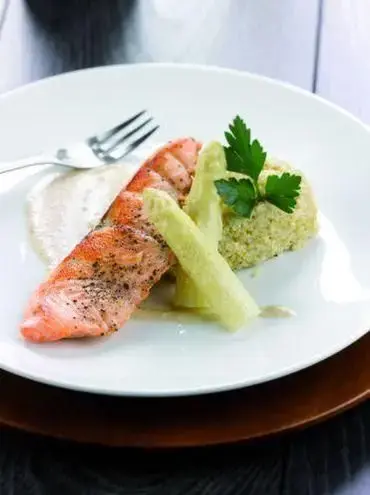 Escalope de truite au beurre d’algue et son quinotto aux asperges